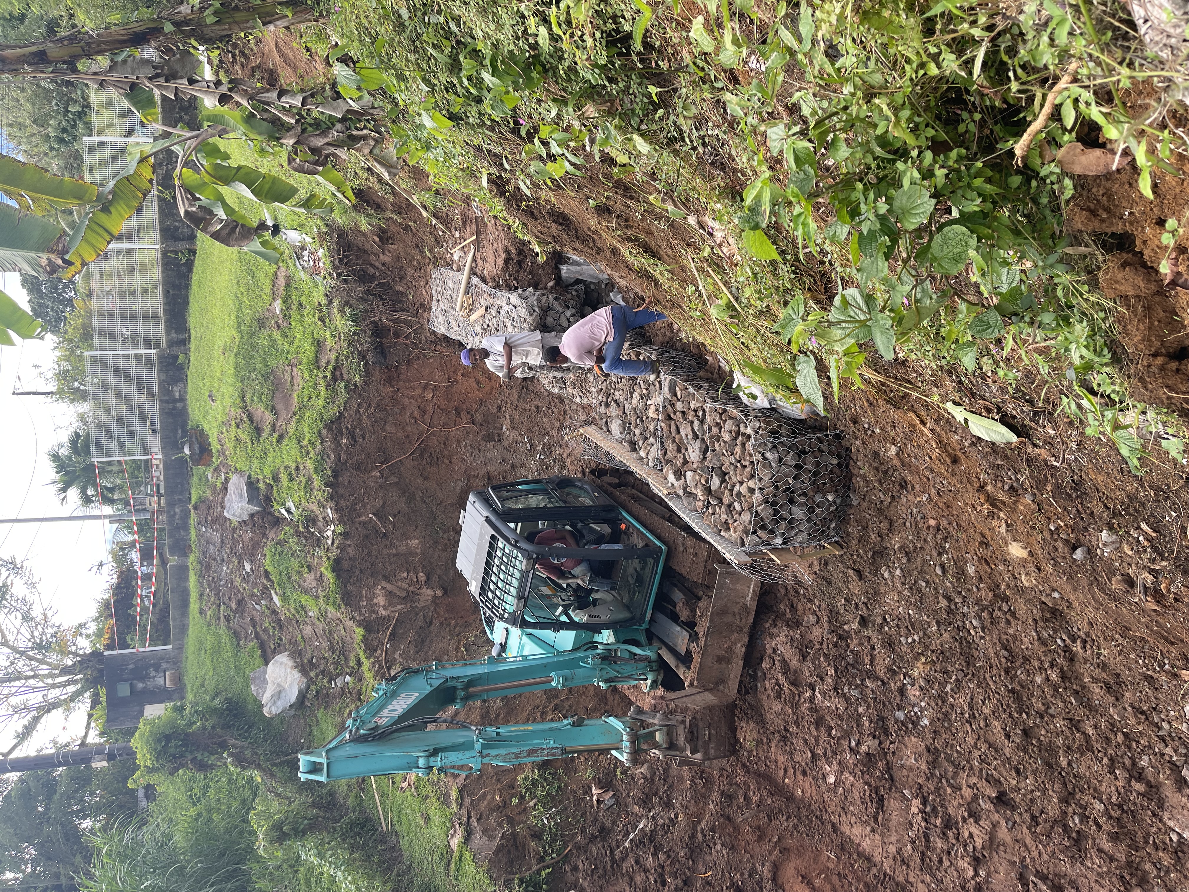 Mur en gabion - liaisonnage des cages